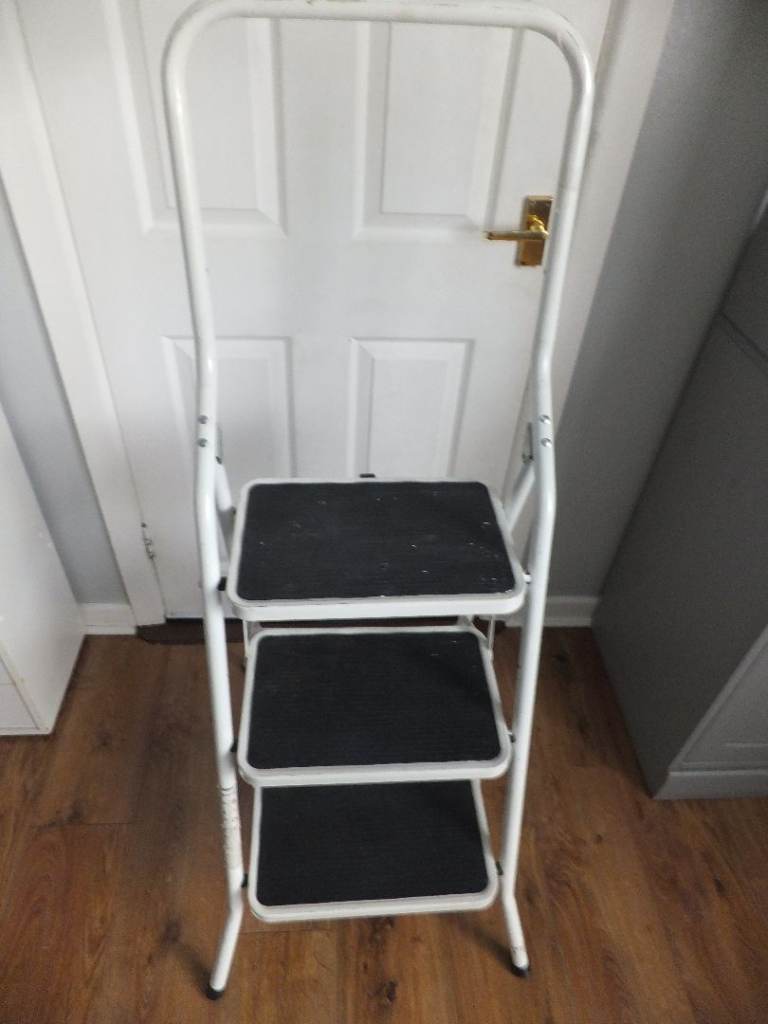 Bergman EN 14183 Approved step ladder has 150kg capacity huge anti slip treads 4 Images signs
