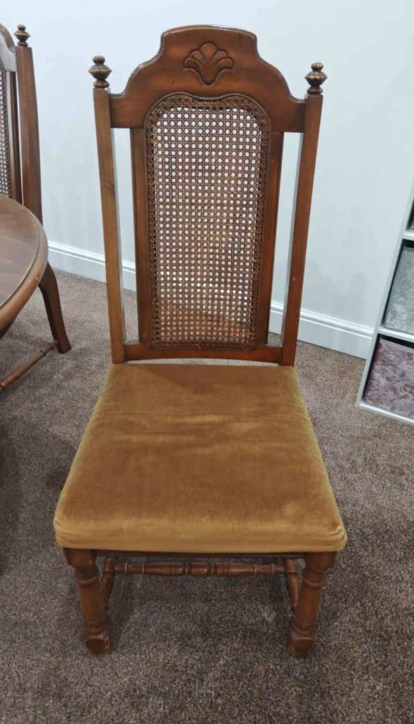 Beautiful dining table with 6 chairs 