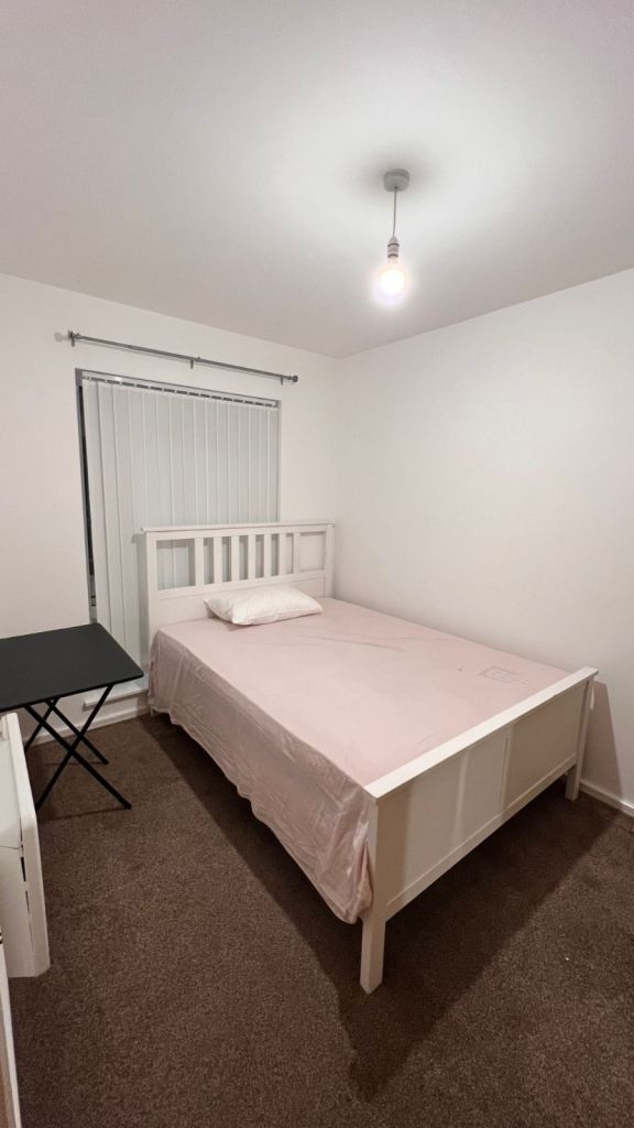 Double room available in a 2bed 2bath flat