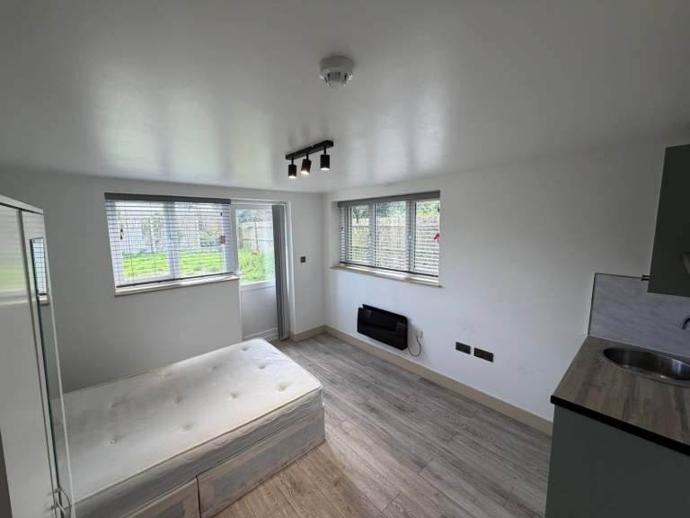 BENEFITS ACCEPTED - Studio Flat Available in Dagenham Havering RM13