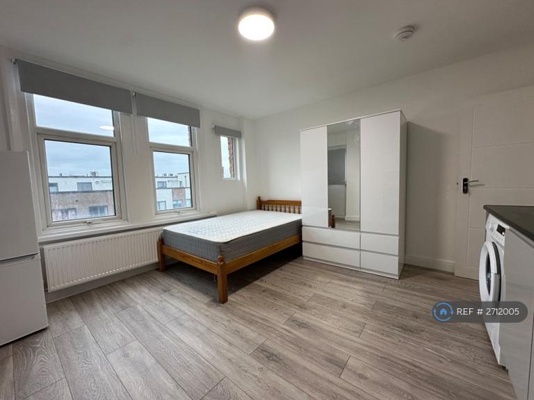 Studio flat in Finchley Road, London, NW11 (#2712005)