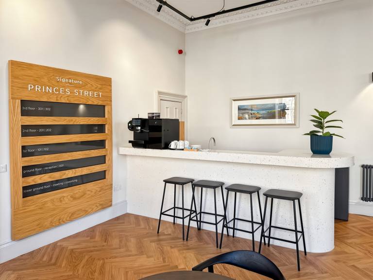 Edinburgh - EH1 3EG \ Flexible Office Space with 4 Desks
