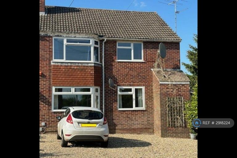 2 bedroom flat in Highwood Close, Newbury, RG14 (2 bed) (#2918224)