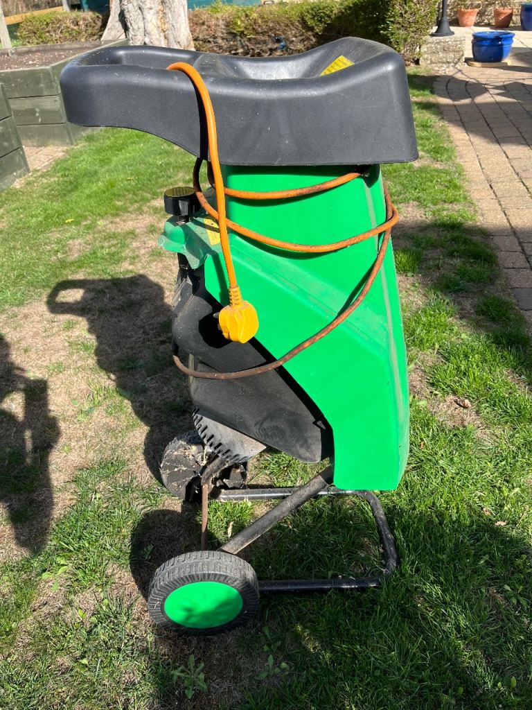 Garden Shredder with Wheels – Good Condition