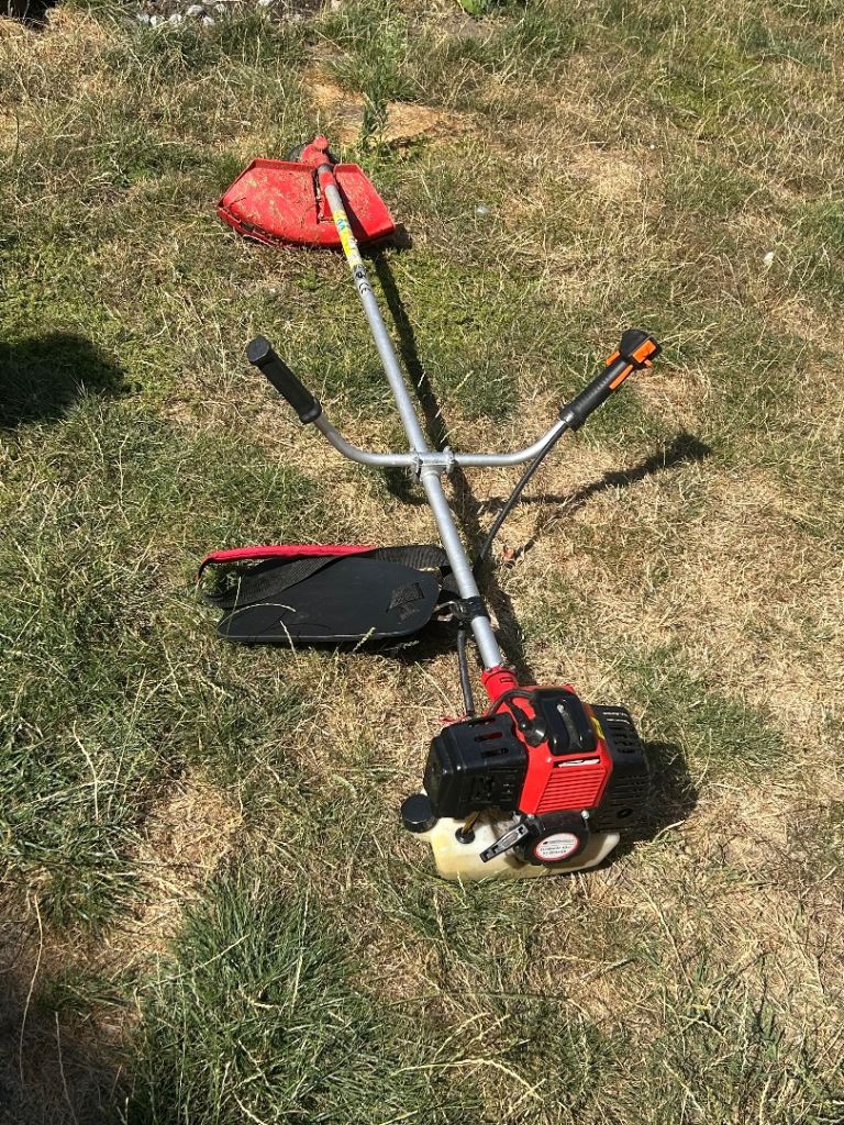 Petrol strimmer 