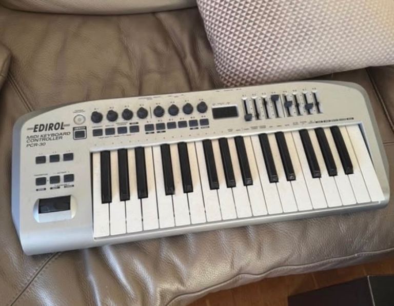 Title: Edirol PCR-30 MIDI Keyboard (by Roland) - Fully Working