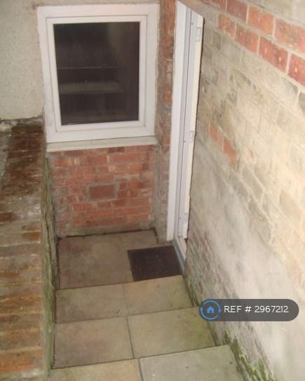 2 bedroom flat in Wilbraham Road, Manchester, M14 (2 bed) (#2967212)