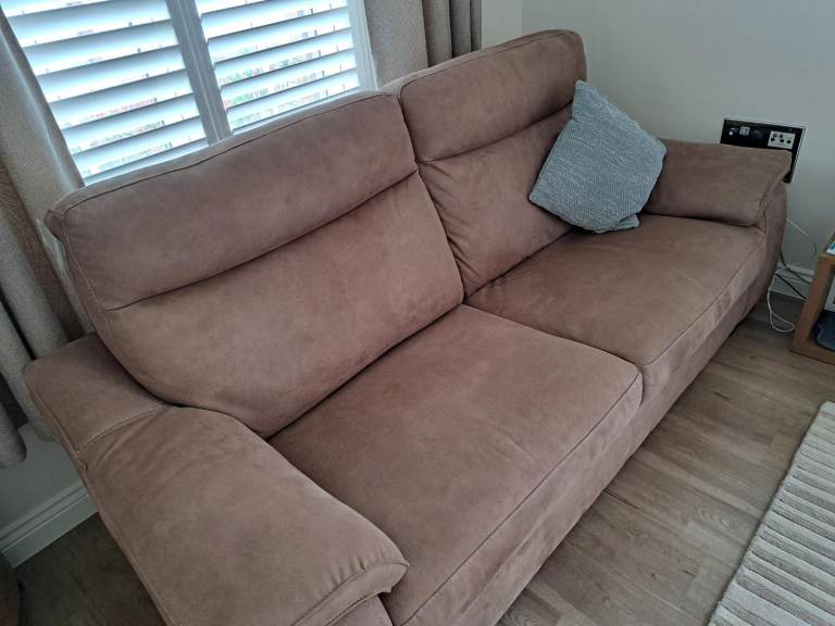 SUPERB 3 SEATER SOFA IN PERFECT CODITION  ABSOLUTE BARGAIN