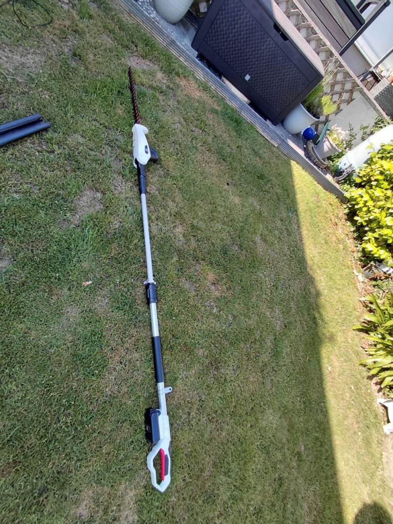 Extending pole hedge trimmer