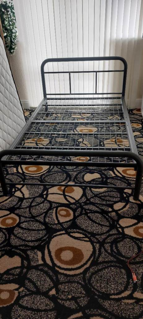 NEW PACKAGED 4FT METAL BED FRAME IN GREY .NEW IN BOX