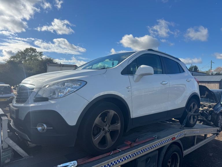 Vauxhall mokka 1.4 t 2014 white BREAKING FOR PARTS 