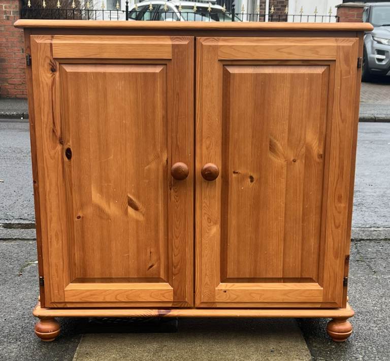 A QUALITY SOLID PINE CUPBOARD / SIDEBOARD