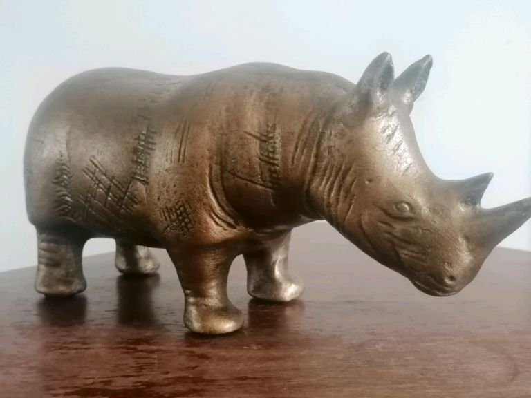 Beautiful big sculpture Rhino. 10-inches lenght. Good condition. 