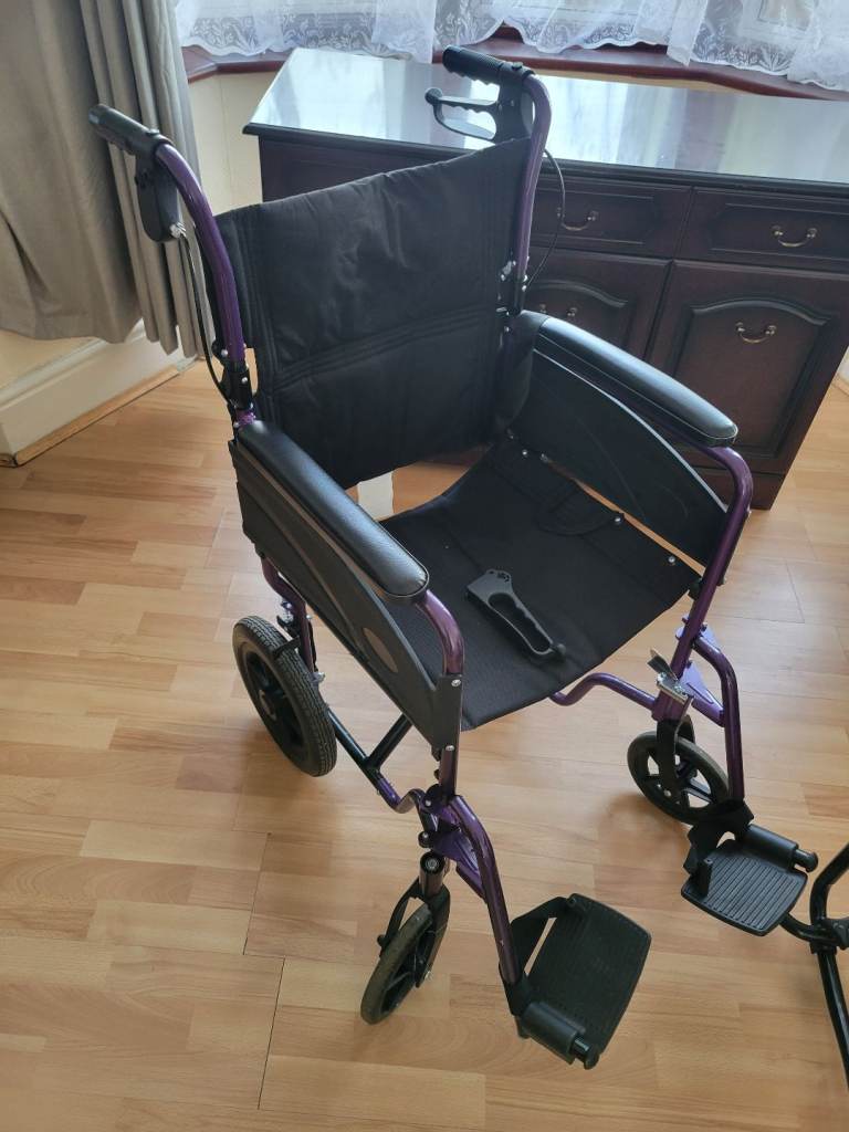 Foldable wheel chair 