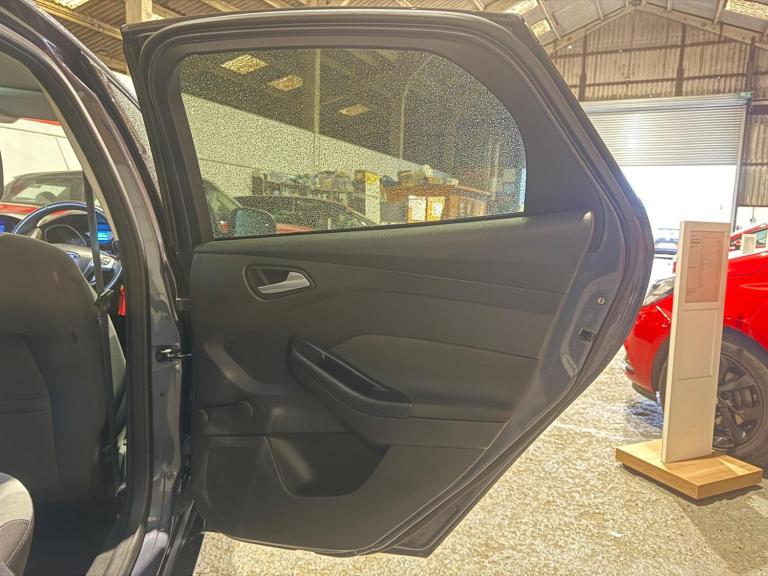 2011 Ford Focus 1.6 125 Zetec 5dr HATCHBACK PETROL Manual