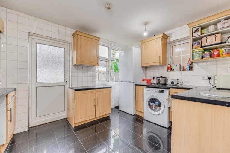 Double Room near Phipps Bridge Tram Stop in Mitcham and Share the Bills