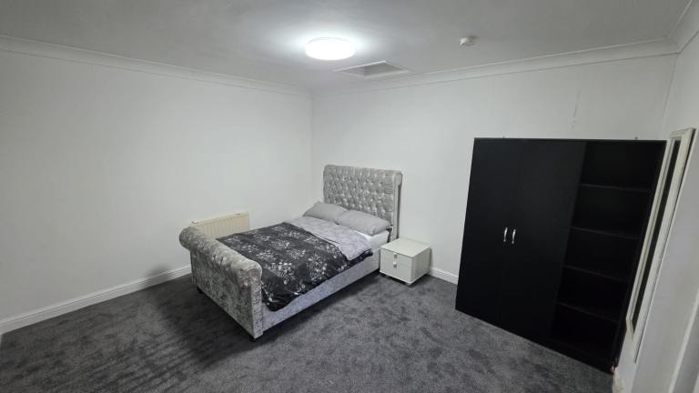 ******* Studio Flat in Greenford *********