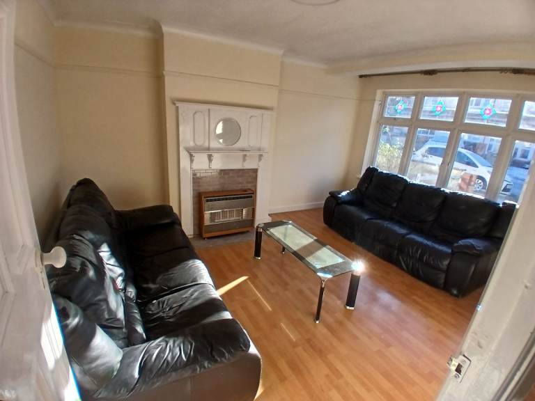 Large Three Bedroom House in Croydon close to Waddon Station