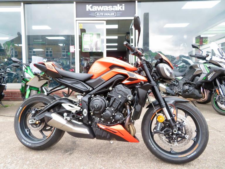2025 Triumph STREET TRIPLE R 765 RARE COLOUR LOW MILEAGE NAKED Petrol Manual