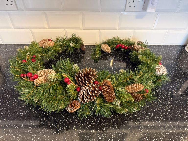 5ft long Luxury Bushy Christmas Garland  / Wreath ideal for around the bottom of the tree. 