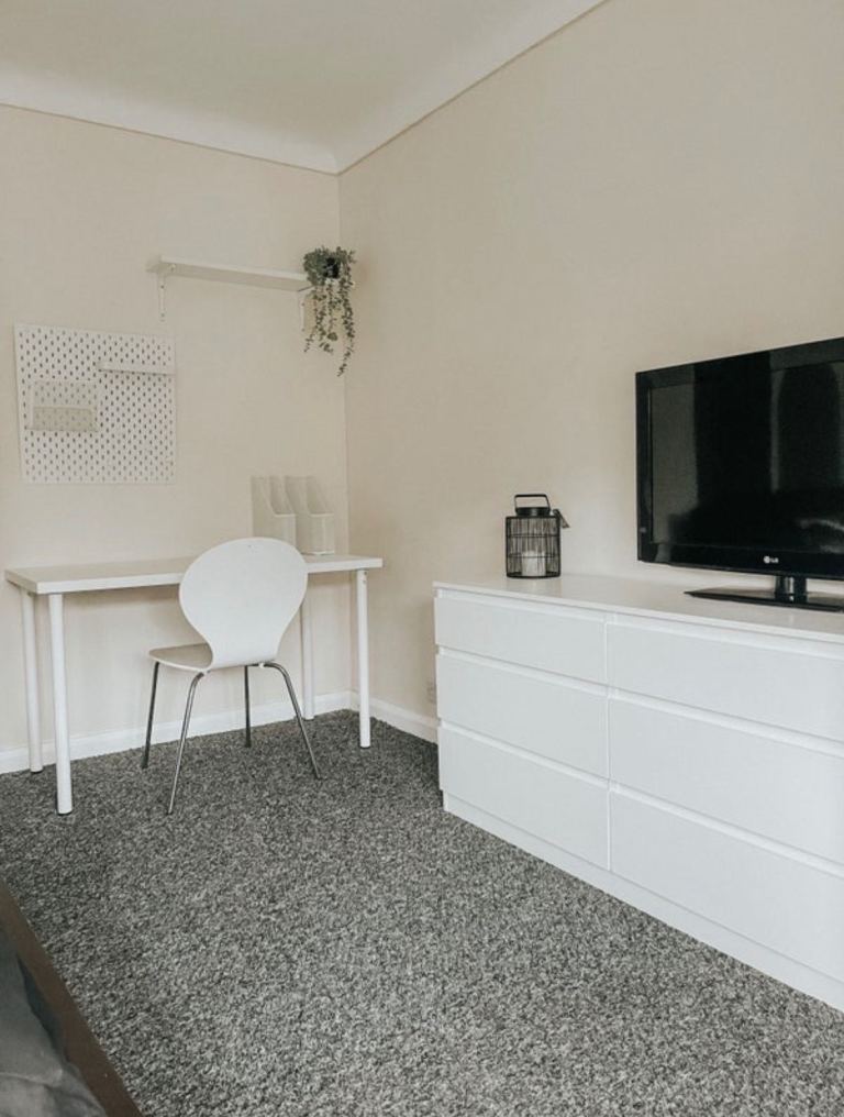 Room in shared house, near JLA, Jaguar Landrover and B+M