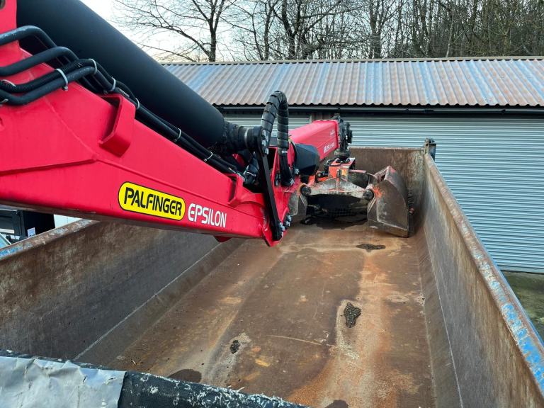 Mercedes-Benz Arocs 8x4 tipper grab only 167000 km