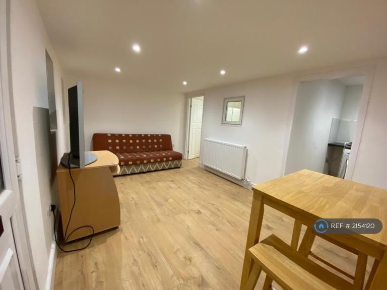 Studio flat in Twickenham Road, Hanworth, Feltham, TW13 (#2154120)