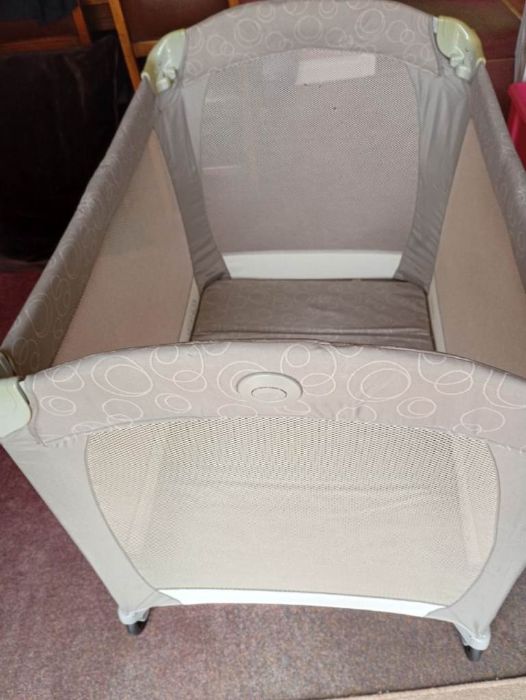 GRACO Contour Bassinet Travel Cot - doubles up as playpen 