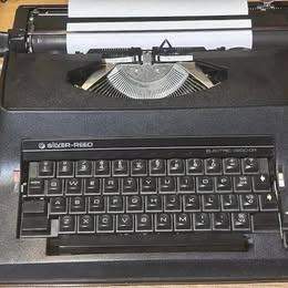 Silver-Reed 6200 CR Electric Typewriter – With Case Powers On Not Fully Working