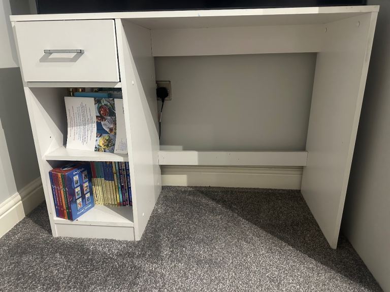 Great condition IKEA white office desk 