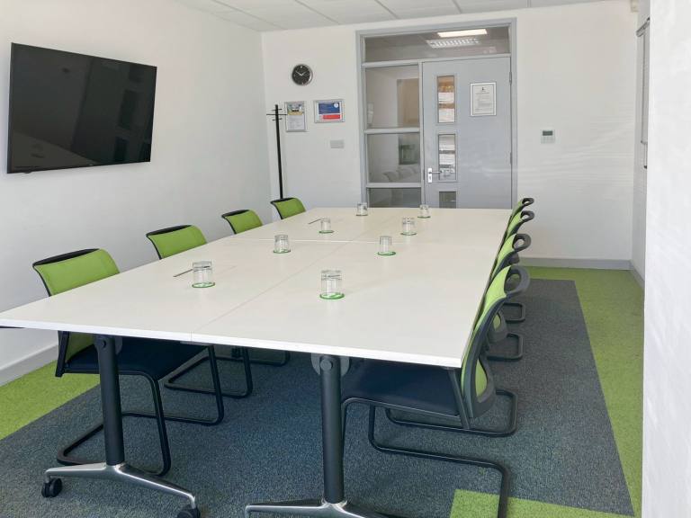 Crawley - RH11 7XX \ Private Workshop Room in Basepoint Metcalf Way