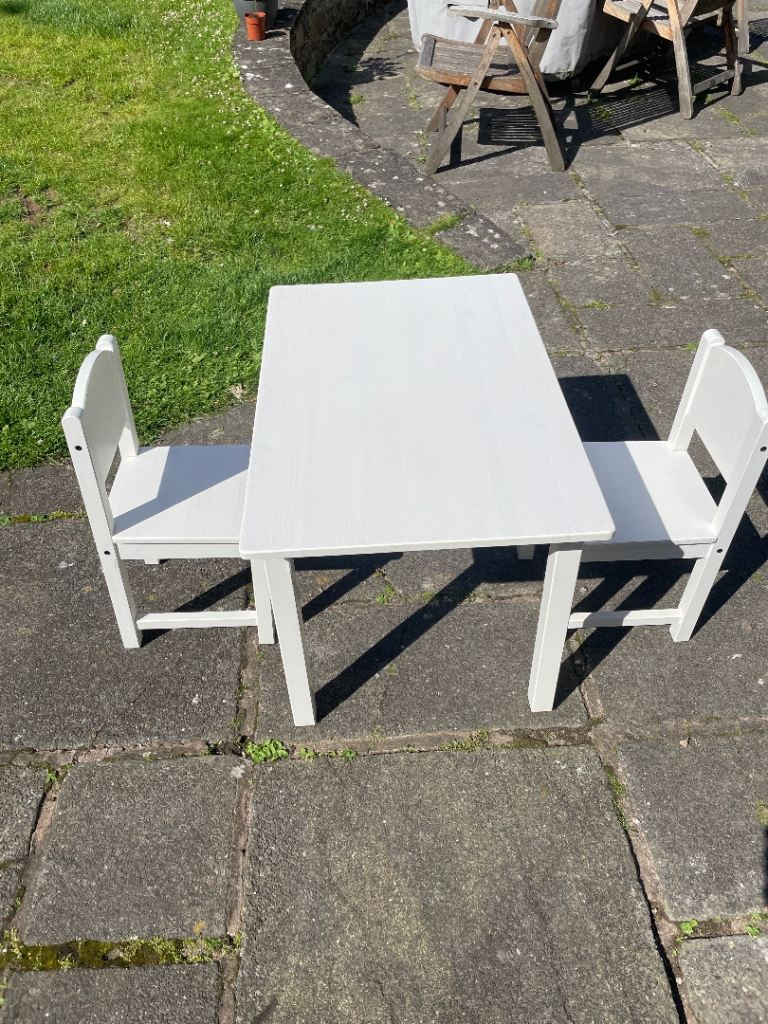 Kids table and 2 chairs