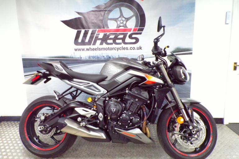 2024 TRIUMPH STREET TRIPLE 765 RS WITH ONLY 1621 MILES FROM NEW