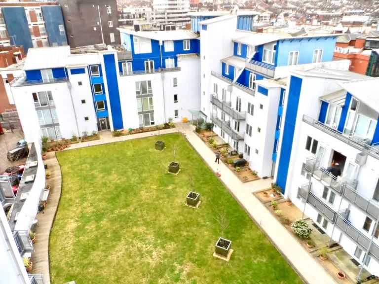 2 Bedroom Apartment - Plaza 21