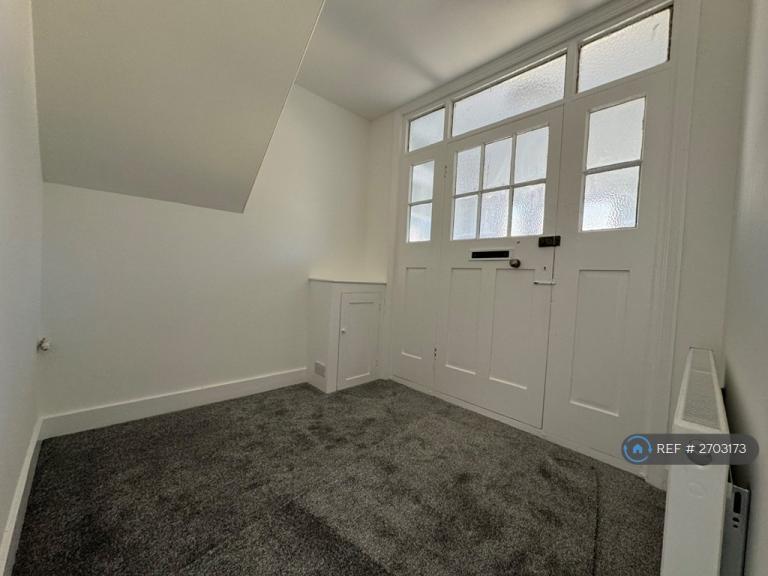 2 bedroom flat in Lower Queens Road, Ashford, TN24 (2 bed) (#2703173)