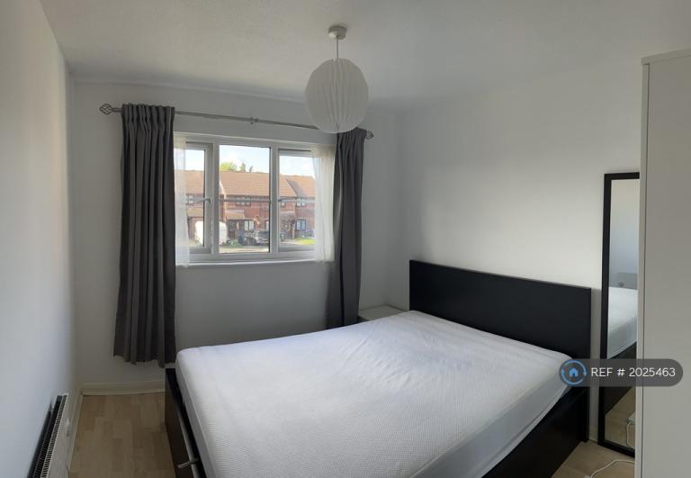 1 bedroom flat in Lowry Crescent, Colliers Wood, Mitcham, Greater London, CR4 (1 bed) (#2025463)