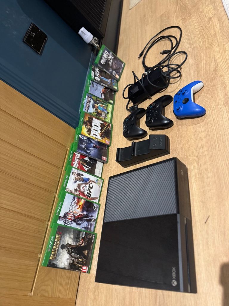 Xbox One Bundle – 3 Controllers + Charging Station - 9 Games