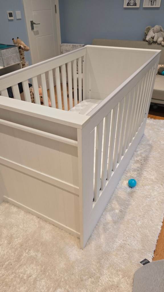Mamas and papas Baby cot bed
