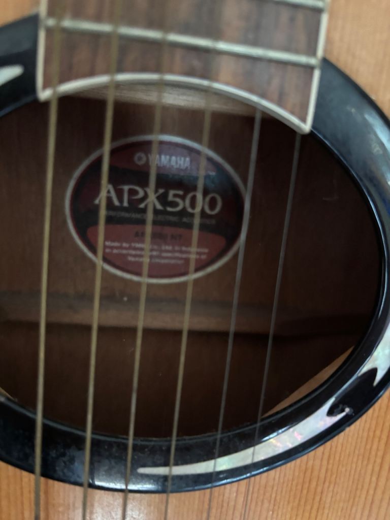 Yamaha APX600 nt semi Acoustic Guitar – Good Condition