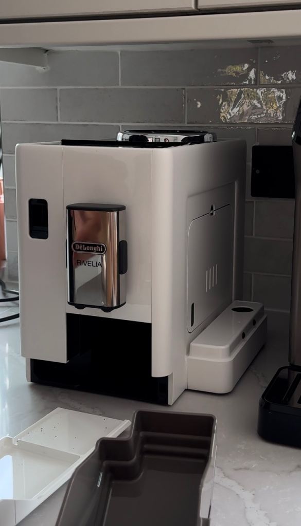 Delonghi Rivelia automatic white coffee machine (new)