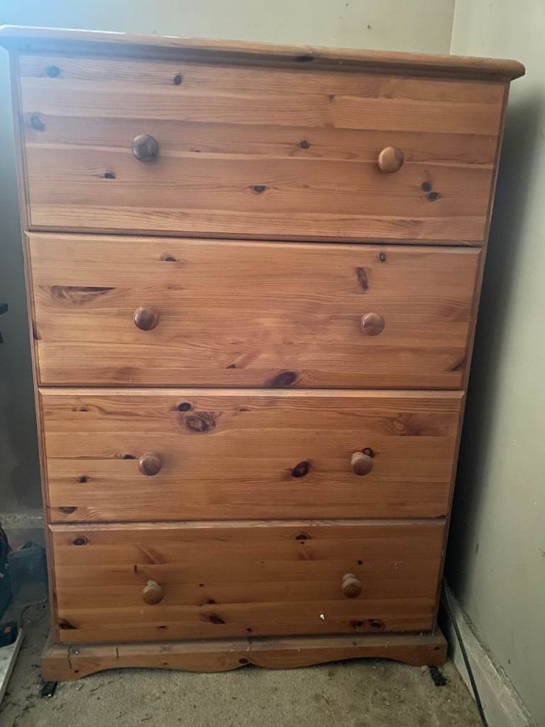 Large 4-drawer chest of drawers in pine