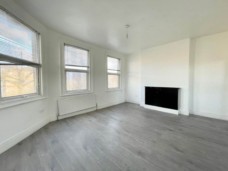 Very spacious 2 bedroom maisonette available in Croydon