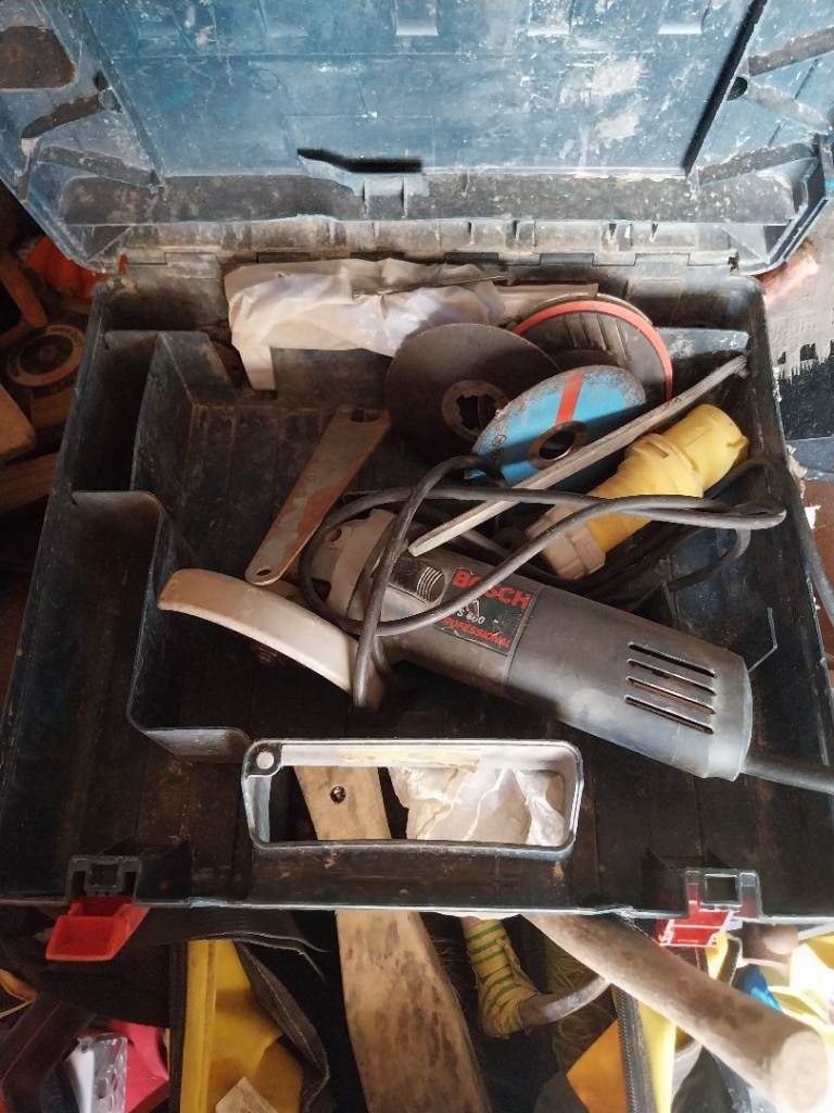 Angle Grinder with Discs and Case – Used Condition