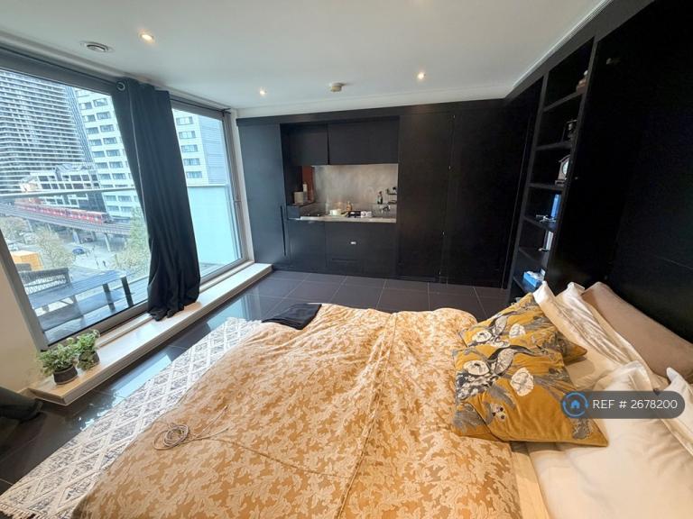 Studio flat in Pan Peninsula Square, London, E14 (#2678200)