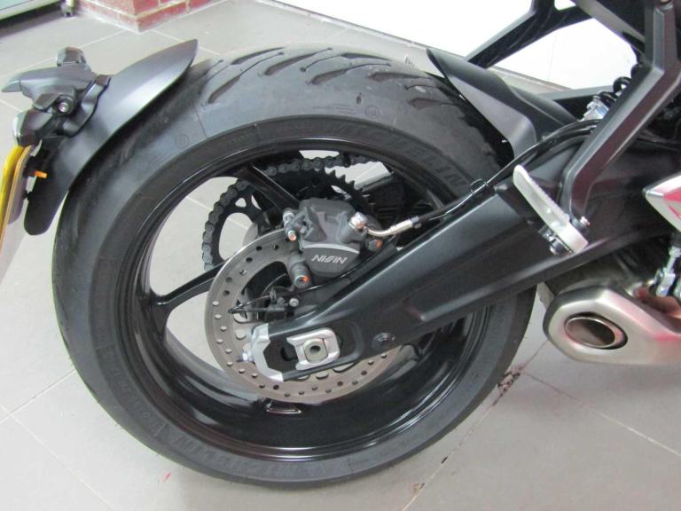 2025 Triumph Trident 660 - Triple Tribute