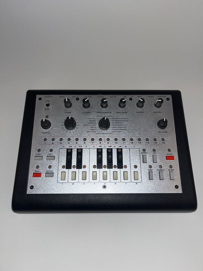 XOXBOX x0xb0x tb 303 synth - Roland clone