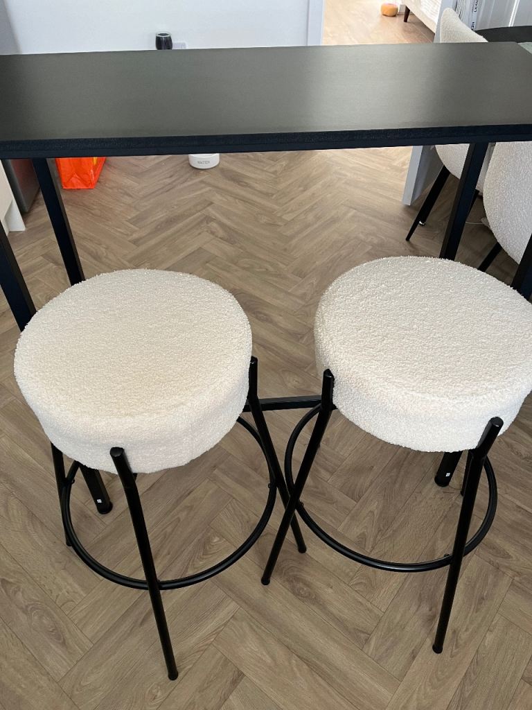 BLACK BREAKFAST BAR AnaD STOOLS