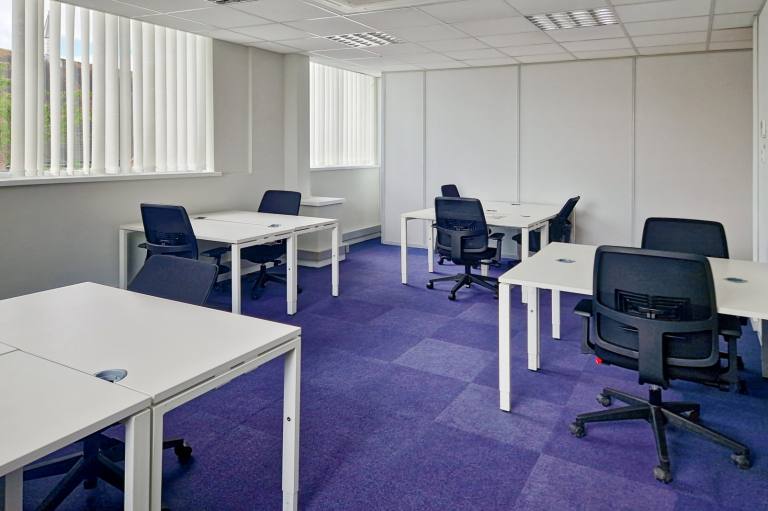 Fareham - PO16 9QD \ Office Space for Teams with 5 Workstations