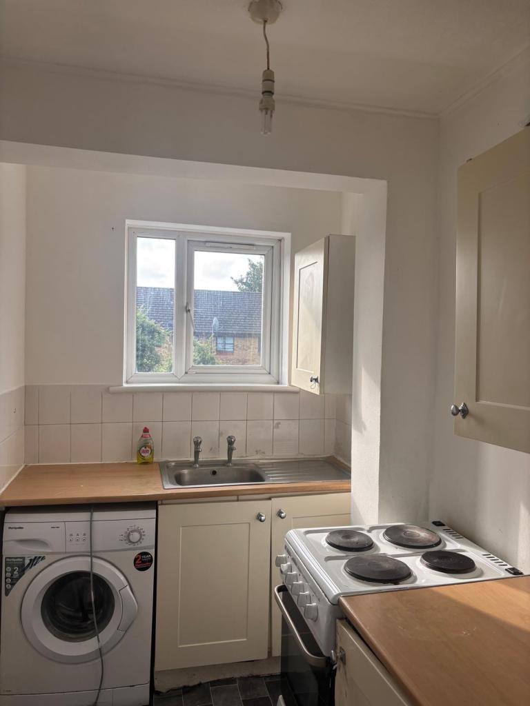 Central Slough First Floor Flat To Let 