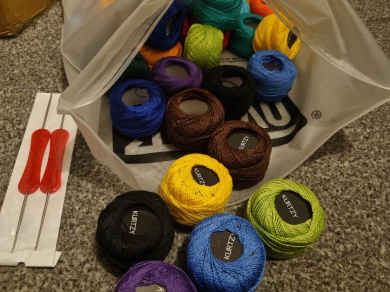 42 10G cotton crochet yarn with 2 hooks